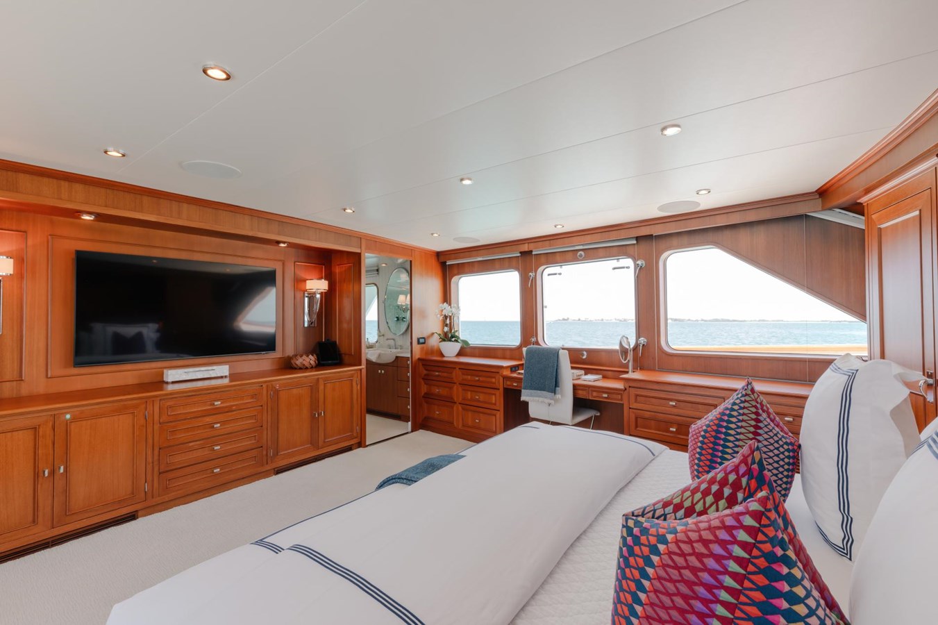https://s3.amazonaws.com/boss.yatco.com/ForCharter/Vessel/Photo/5853/large_109192.jpg