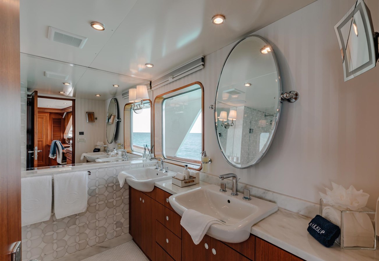 https://s3.amazonaws.com/boss.yatco.com/ForCharter/Vessel/Photo/5853/large_109193.jpg