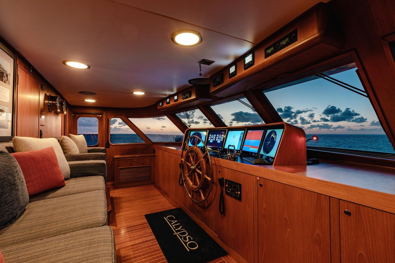 https://s3.amazonaws.com/boss.yatco.com/ForCharter/Vessel/Photo/5853/large_109195.jpg