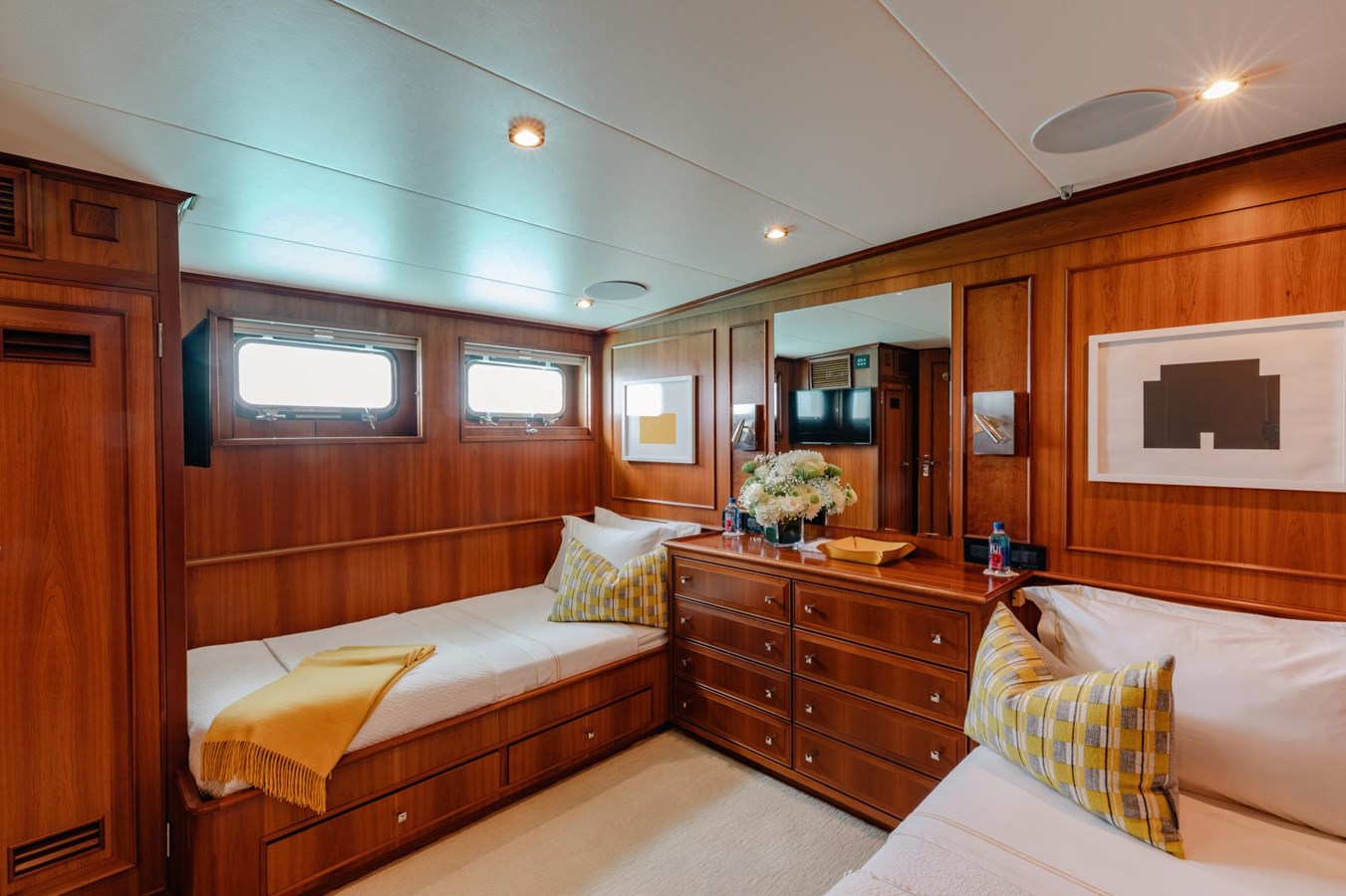 https://s3.amazonaws.com/boss.yatco.com/ForCharter/Vessel/Photo/5853/large_109196.jpg