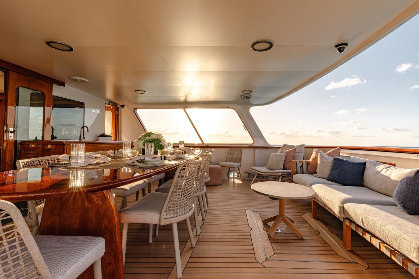 https://s3.amazonaws.com/boss.yatco.com/ForCharter/Vessel/Photo/5853/large_109203.jpg