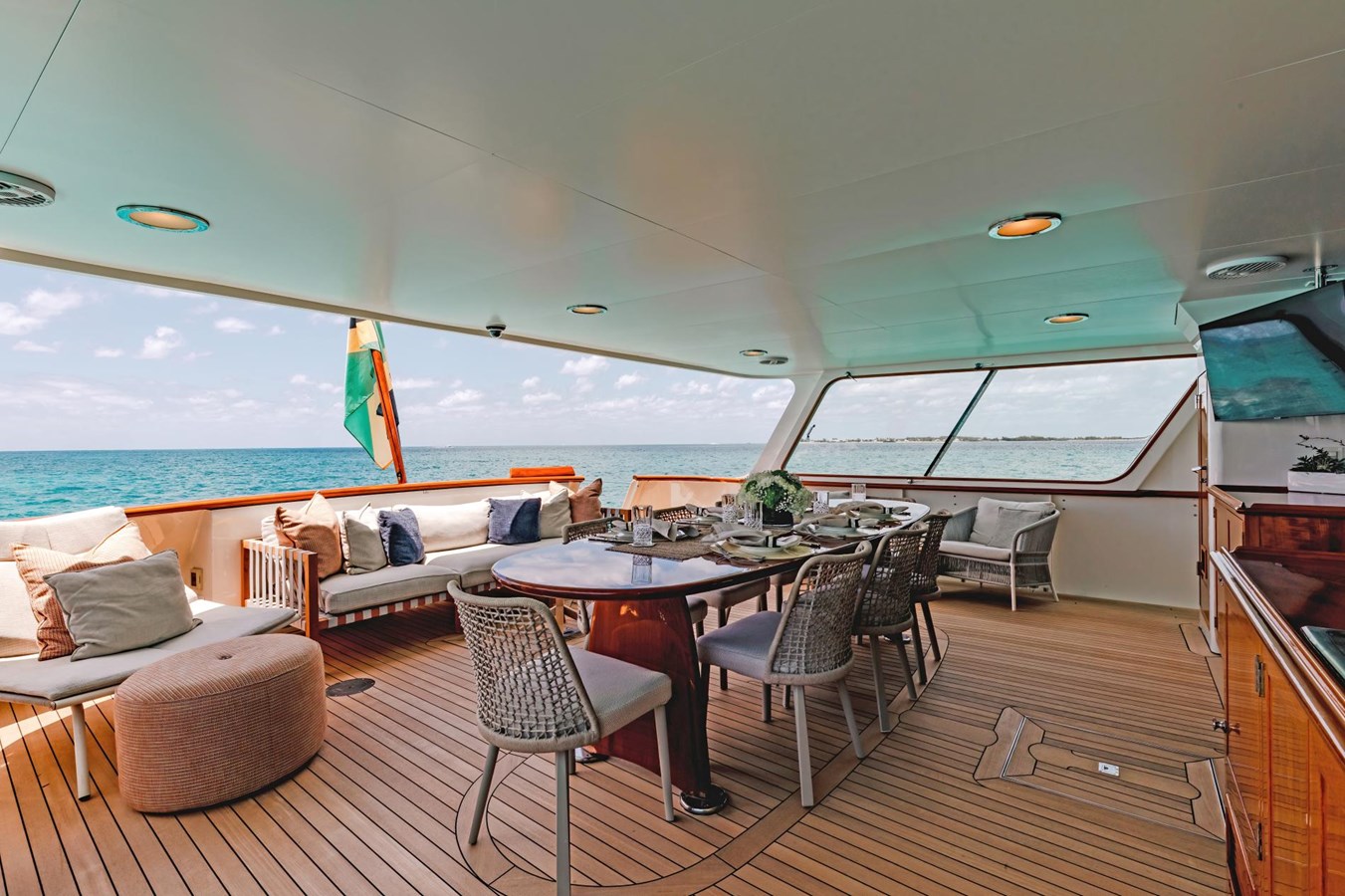 https://s3.amazonaws.com/boss.yatco.com/ForCharter/Vessel/Photo/5853/large_109204.jpg