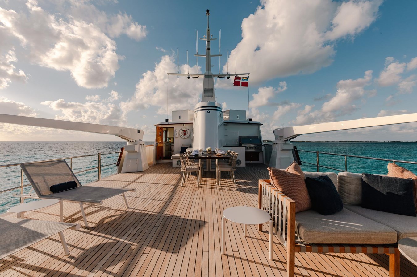 https://s3.amazonaws.com/boss.yatco.com/ForCharter/Vessel/Photo/5853/large_109207.jpg