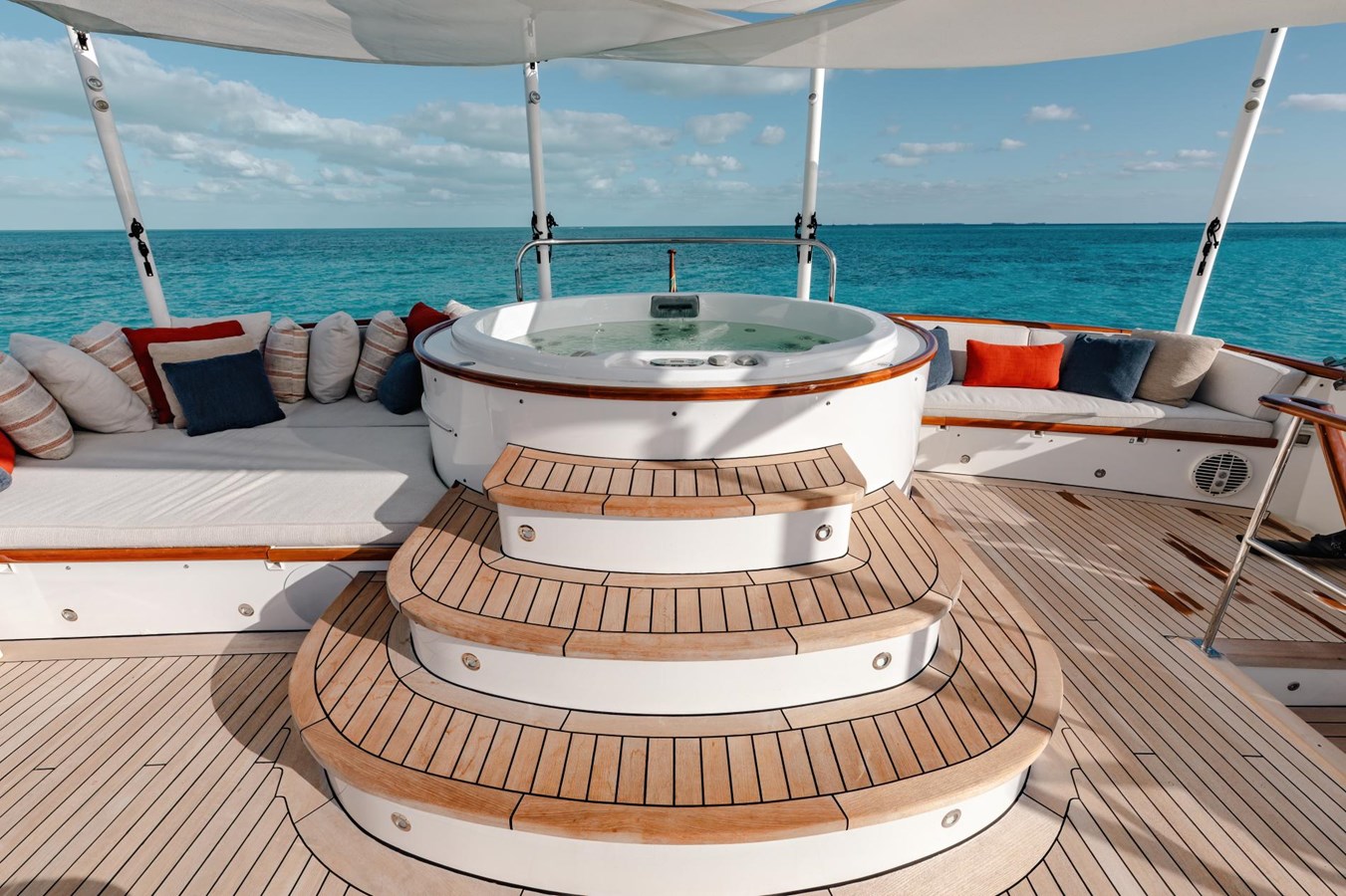 https://s3.amazonaws.com/boss.yatco.com/ForCharter/Vessel/Photo/5853/large_109208.jpg