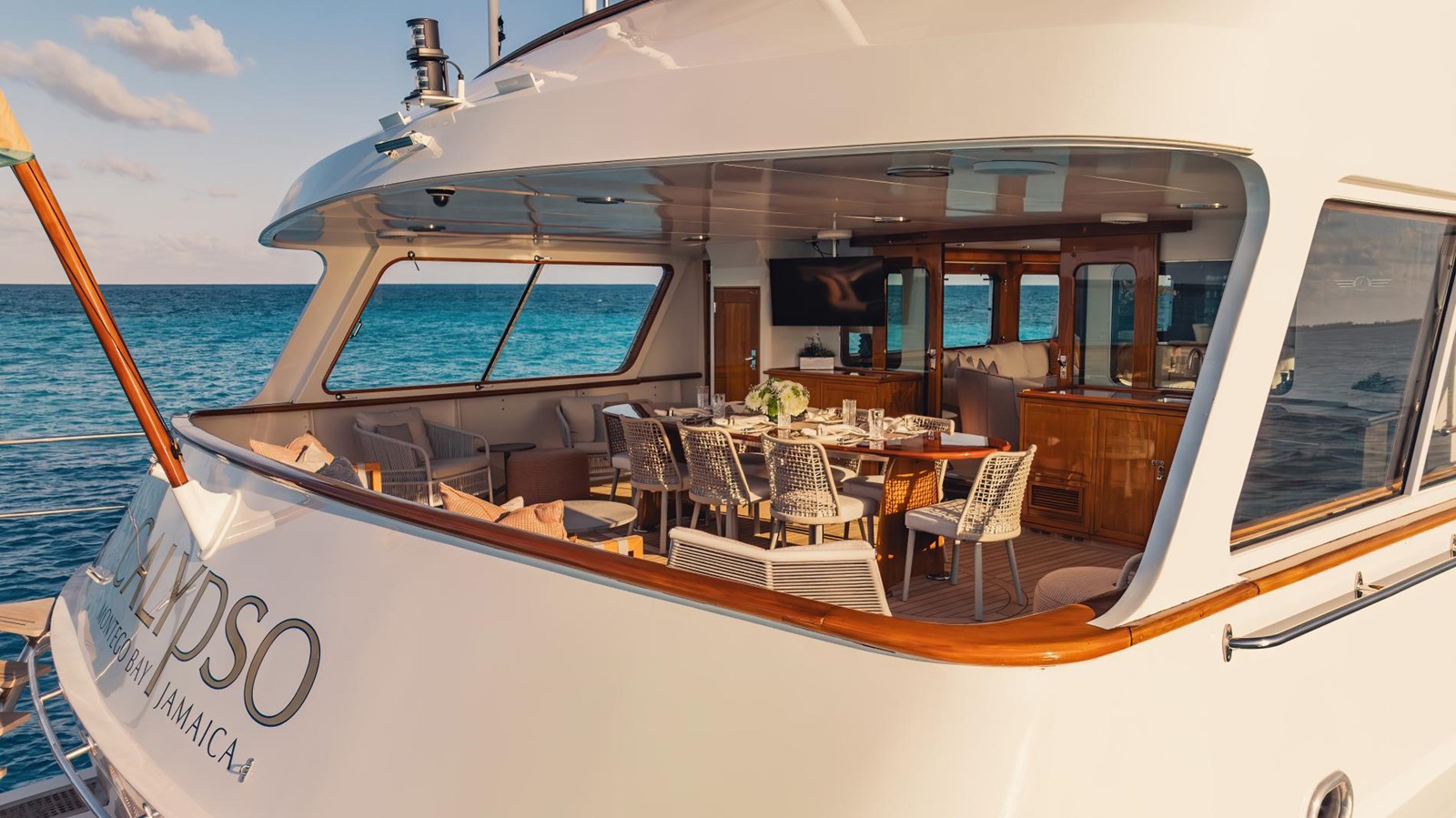 https://s3.amazonaws.com/boss.yatco.com/ForCharter/Vessel/Photo/5853/large_109210.jpg