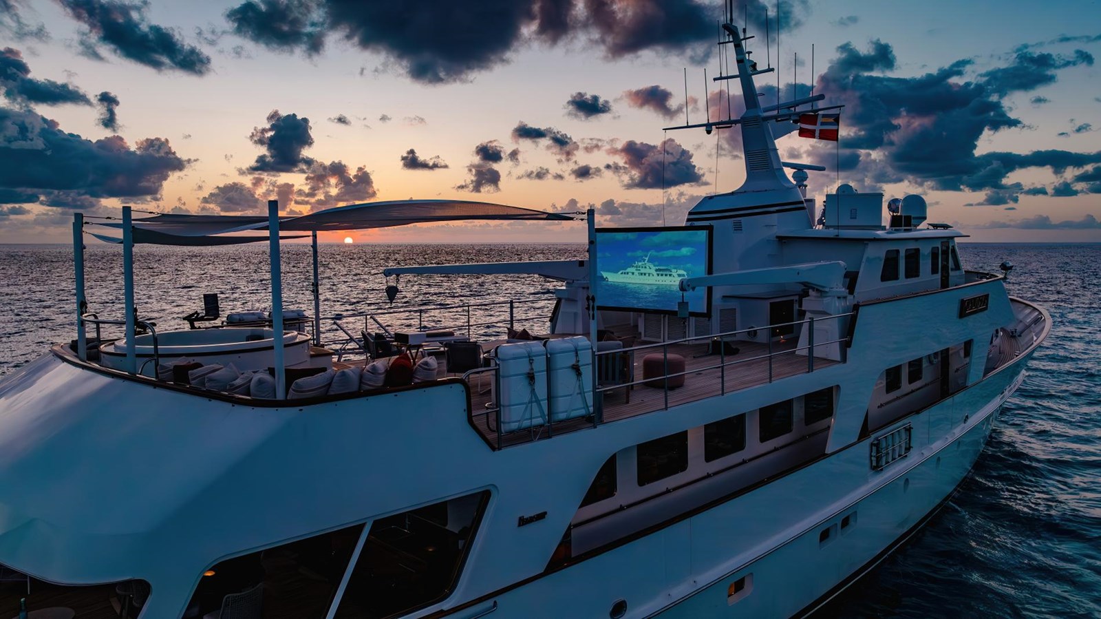 https://s3.amazonaws.com/boss.yatco.com/ForCharter/Vessel/Photo/5853/large_109211.jpg