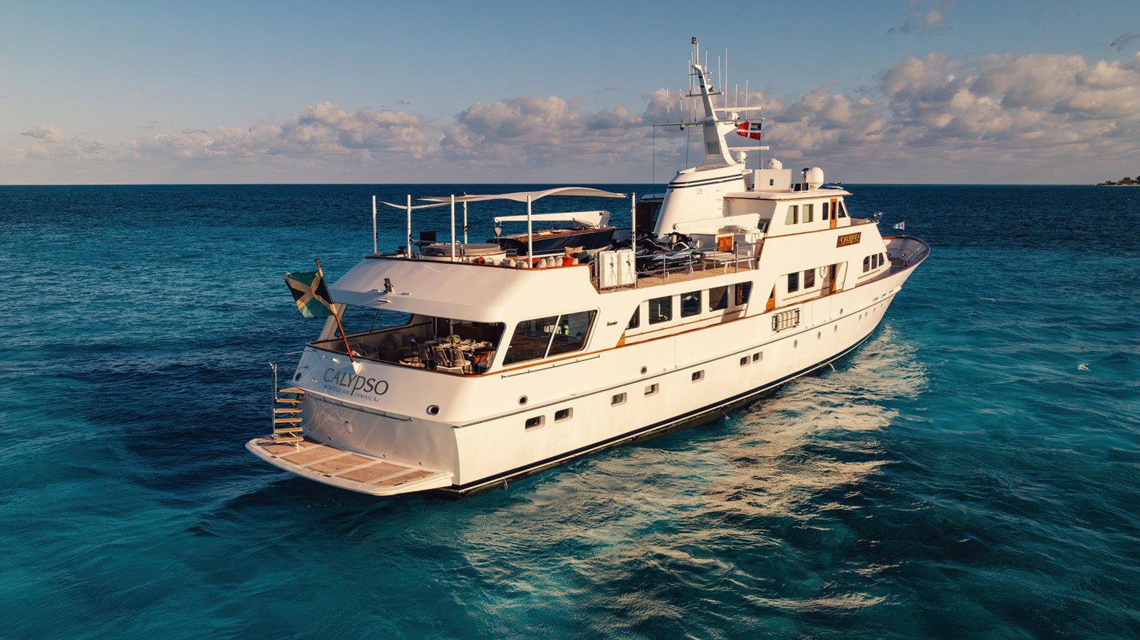 https://s3.amazonaws.com/boss.yatco.com/ForCharter/Vessel/Photo/5853/large_109212.jpg
