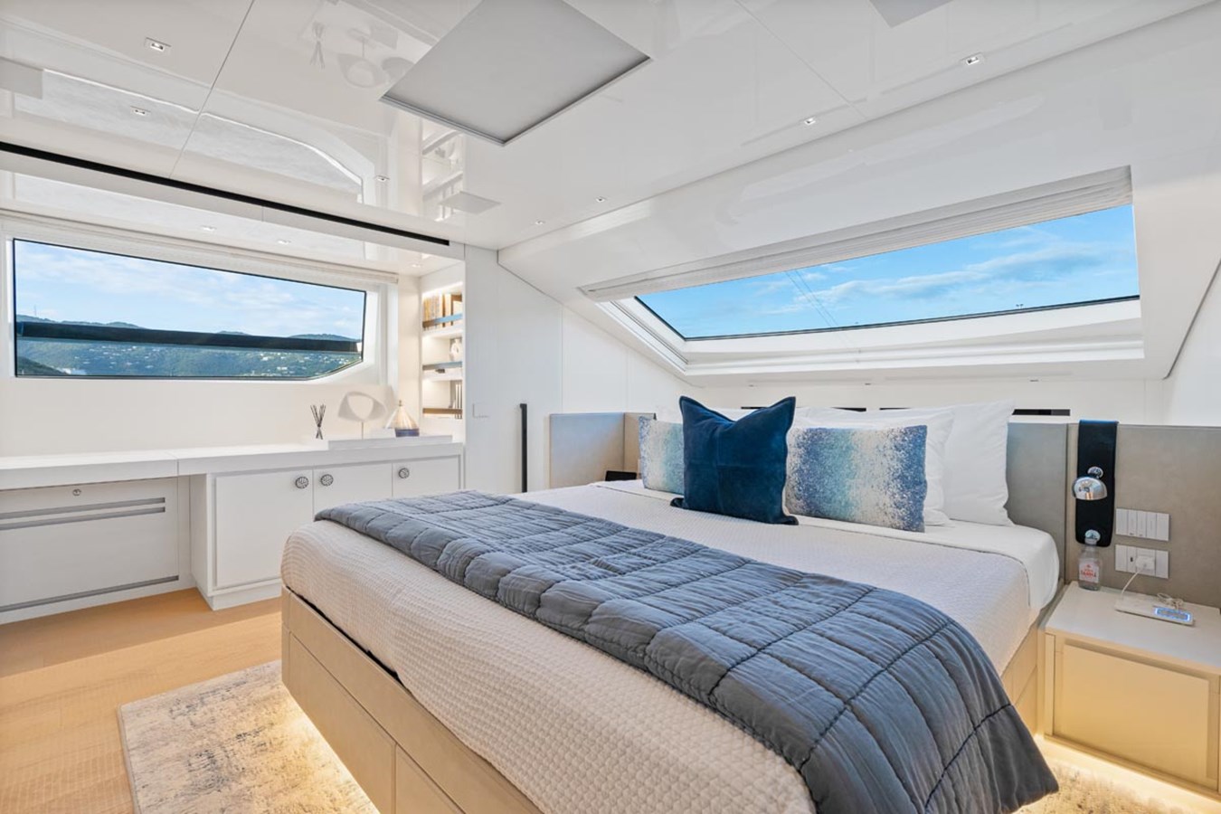 https://s3.amazonaws.com/boss.yatco.com/ForCharter/Vessel/Photo/5888/large_109997.jpg
