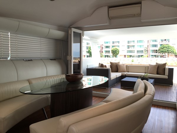 Upper deck dining room