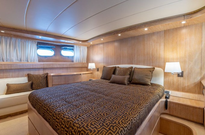 84 ' FLY 2002 78' 9" MAIORA