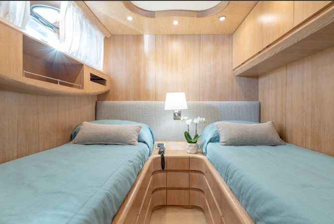 84 ' FLY 2002 78' 9" MAIORA