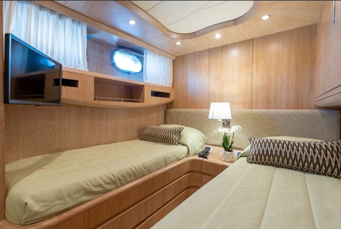 84 ' FLY 2002 78' 9" MAIORA