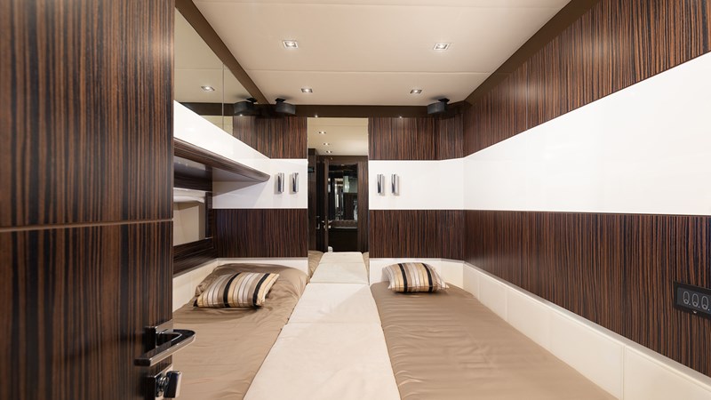 780S 2011 78' 9" DOMINATOR