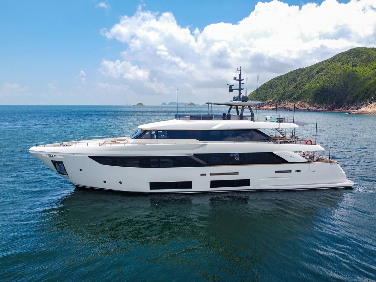 CUSTOM LINE NAVETTA 33, 2019 — CUSTOM LINE