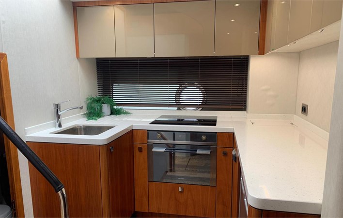 PREDATOR 57 2016 59' 1" SUNSEEKER