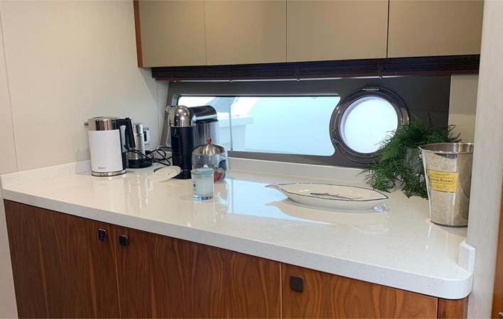 PREDATOR 57 2016 59' 1" SUNSEEKER