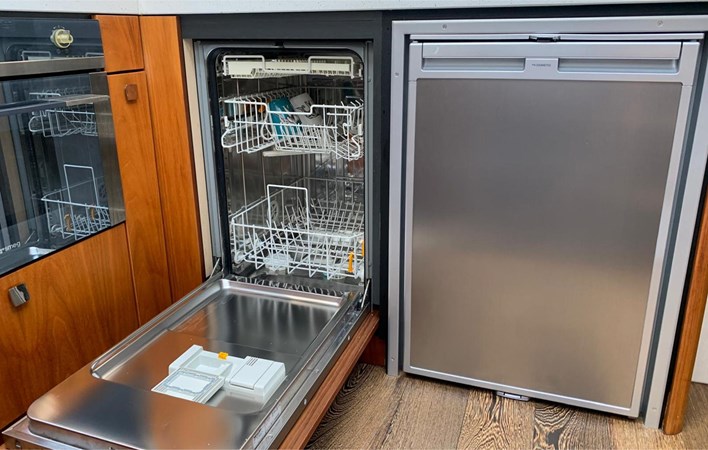 PREDATOR 57 2016 59' 1" SUNSEEKER