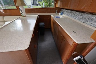 2005 VIKING 52 Convertible - photo 20