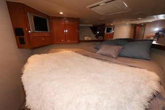 2005 VIKING 52 Convertible - photo 25