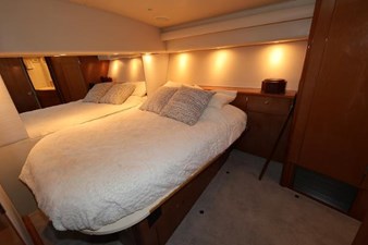 2005 VIKING 52 Convertible - photo 27