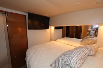 2005 VIKING 52 Convertible - photo 28