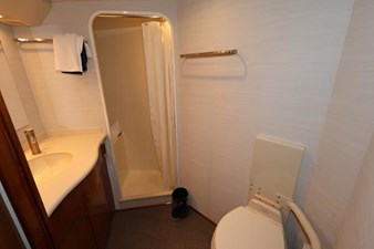 2005 VIKING 52 Convertible - photo 29