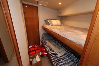 2005 VIKING 52 Convertible - photo 31