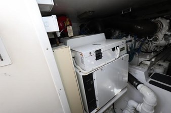2005 VIKING 52 Convertible - photo 35