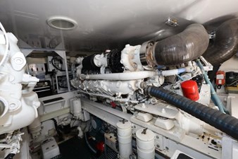 2005 VIKING 52 Convertible - photo 38