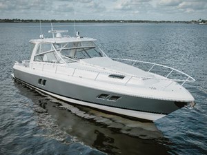 2018 INTREPID 475 Sport Yacht - photo 7