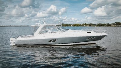 2018 INTREPID 475 Sport Yacht - photo 8