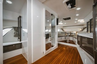2018 INTREPID 475 Sport Yacht - photo 30