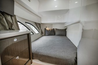 2018 INTREPID 475 Sport Yacht - photo 37