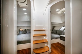 2018 INTREPID 475 Sport Yacht - photo 40