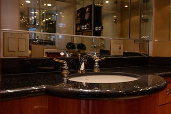 HATTERAS 2005 OUTRAGEOUS  Vessel #443792 - Photo Hatteras 80 93