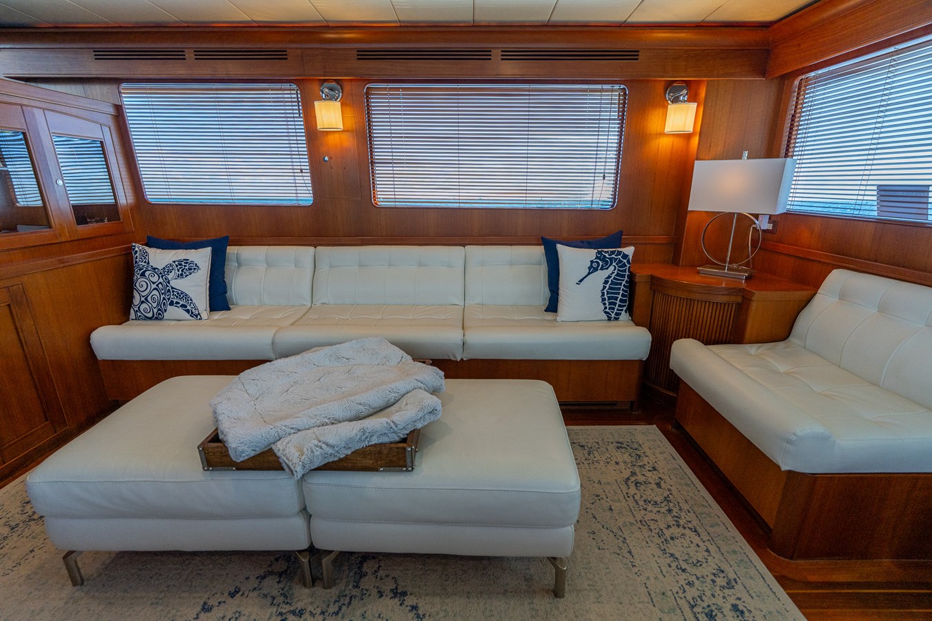 Salon facing Starboard