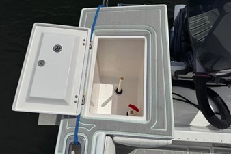 2005 REGULATOR 23 Center Console - photo 19