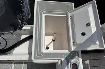 2005 REGULATOR 23 Center Console - photo 20