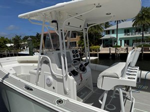 2005 REGULATOR 23 Center Console - photo 22