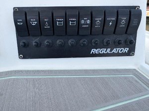 2005 REGULATOR 23 Center Console - photo 24