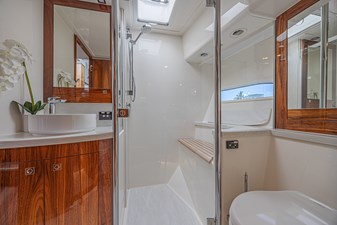 2021 RIVIERA 6000 Sport Yacht Platinum Edition - photo 11