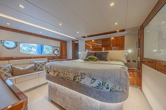 2021 RIVIERA 6000 Sport Yacht Platinum Edition - photo 17