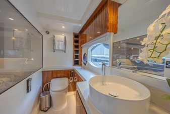 2021 RIVIERA 6000 Sport Yacht Platinum Edition - photo 20
