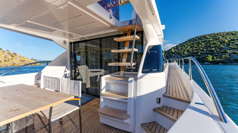 550 2022 57' 2" FERRETTI YACHTS