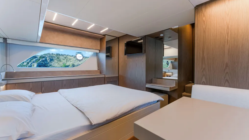 550 2022 57' 2" FERRETTI YACHTS