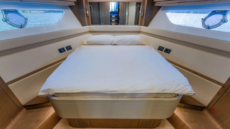 550 2022 57' 2" FERRETTI YACHTS