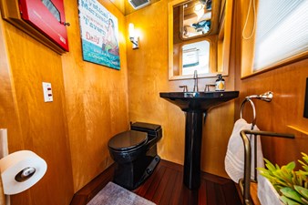 HATTERAS 1995 LONE STAR Vessel #447086 - Photo Pilothouse Day Head 55