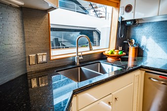 HATTERAS 1995 LONE STAR Vessel #447086 - Photo Galley to Port 57