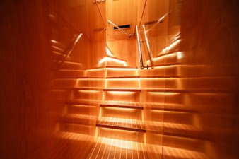 HATTERAS 1995 LONE STAR Vessel #447086 - Photo Steps to Crew Area 62