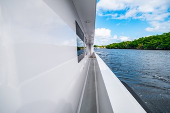 HATTERAS 1995 LONE STAR Vessel #447086 - Photo Side Decks 68